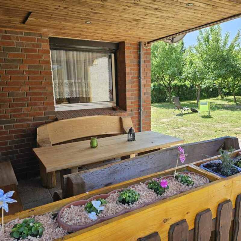 Terasse mit Tisch und Bänken