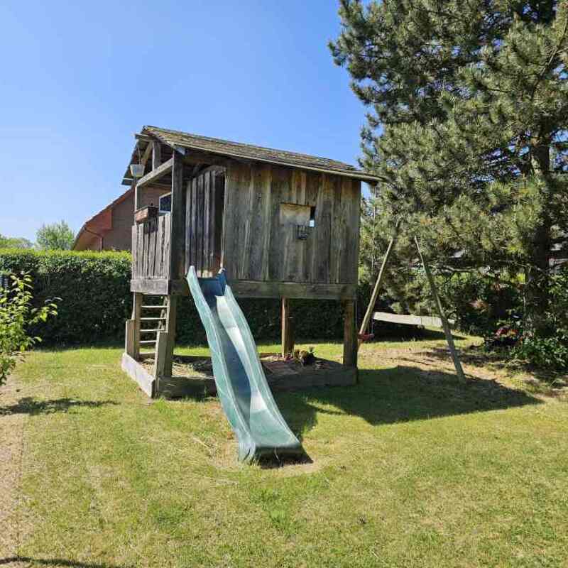 Liegewiese mit Baumhaus